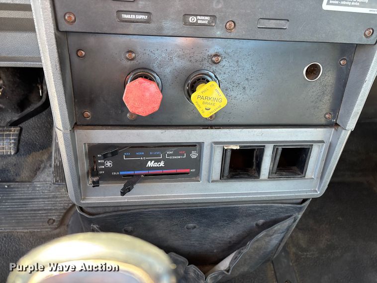 image for item FG0028 1999 Mack CH600 semi truck