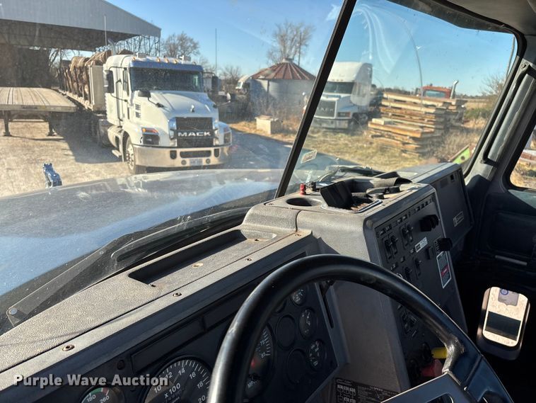 image for item FG0028 1999 Mack CH600 semi truck