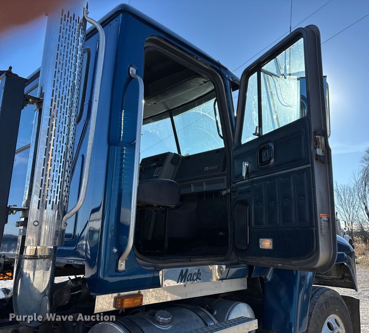 image for item FG0028 1999 Mack CH600 semi truck