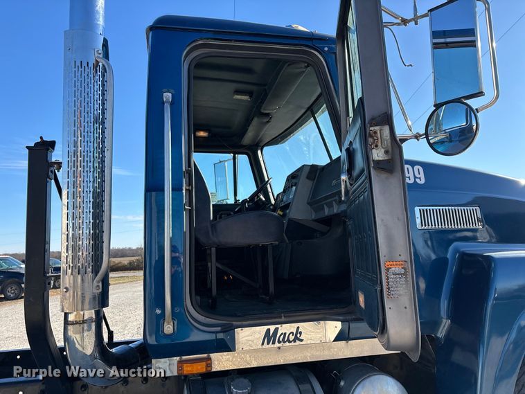 image for item FG0028 1999 Mack CH600 semi truck