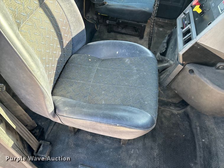 image for item FG0028 1999 Mack CH600 semi truck