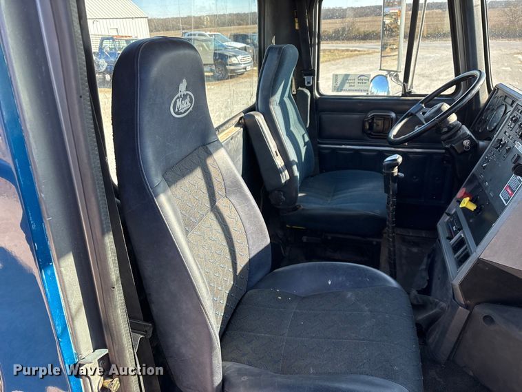 image for item FG0028 1999 Mack CH600 semi truck