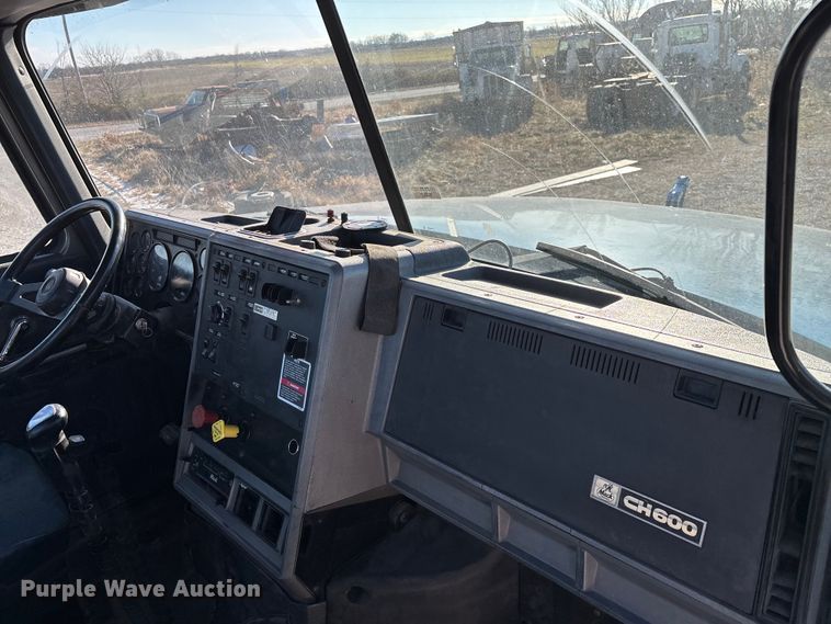 image for item FG0028 1999 Mack CH600 semi truck