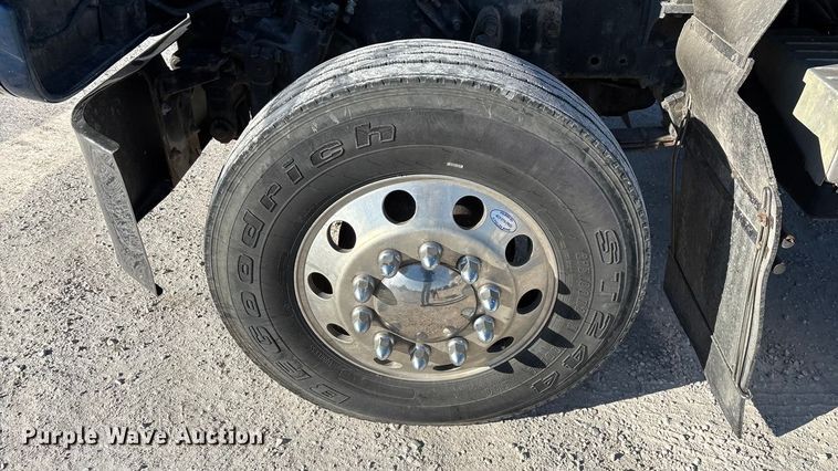 image for item FG0028 1999 Mack CH600 semi truck