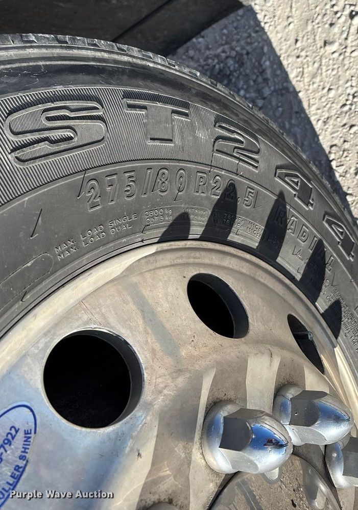 image for item FG0028 1999 Mack CH600 semi truck