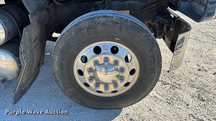 image for item FG0028 1999 Mack CH600 semi truck