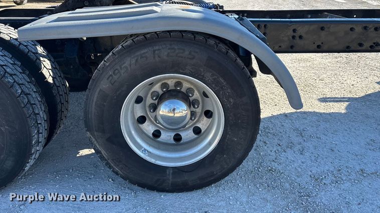 image for item FG0028 1999 Mack CH600 semi truck