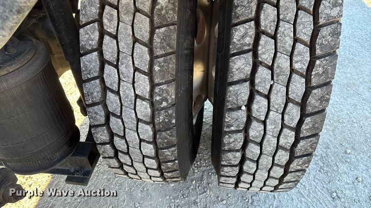 image for item FG0028 1999 Mack CH600 semi truck