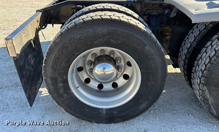 image for item FG0028 1999 Mack CH600 semi truck