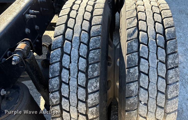 image for item FG0028 1999 Mack CH600 semi truck