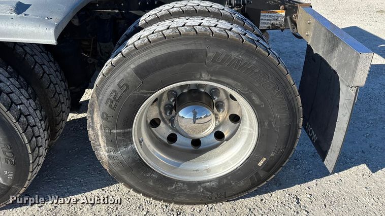 image for item FG0028 1999 Mack CH600 semi truck