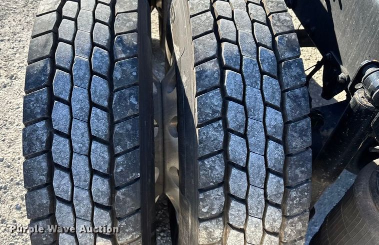 image for item FG0028 1999 Mack CH600 semi truck