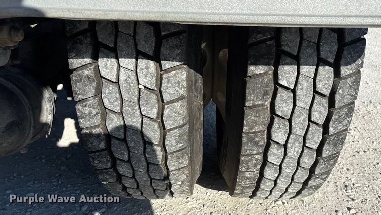 image for item FG0028 1999 Mack CH600 semi truck