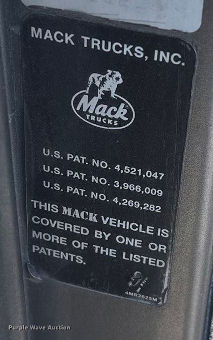 image for item FG0028 1999 Mack CH600 semi truck