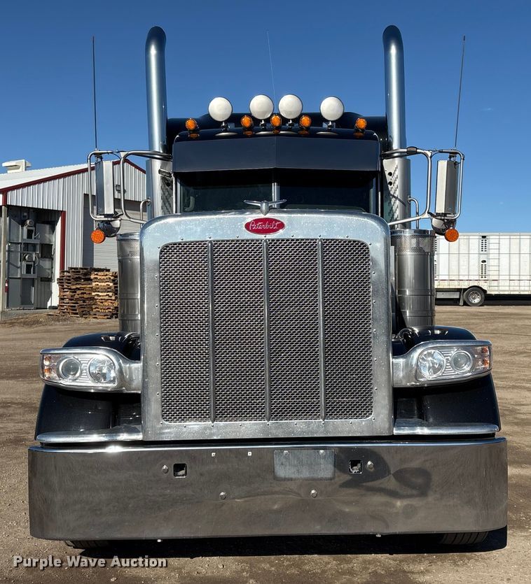 image for item FG2543 2022 Peterbilt 389 semi truck