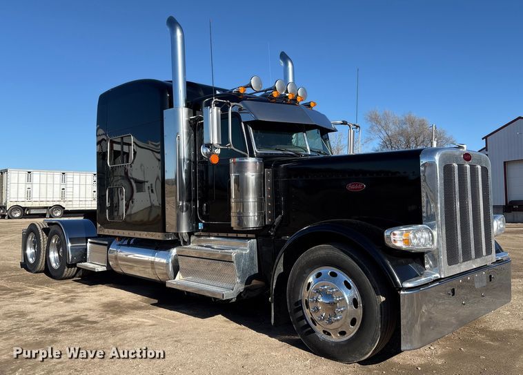 image for item FG2543 2022 Peterbilt 389 semi truck