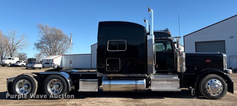image for item FG2543 2022 Peterbilt 389 semi truck