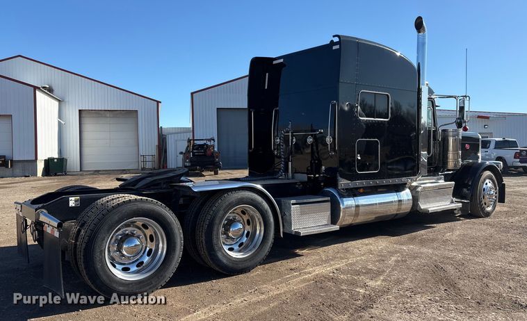 image for item FG2543 2022 Peterbilt 389 semi truck