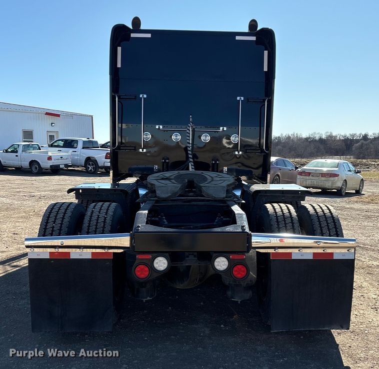 image for item FG2543 2022 Peterbilt 389 semi truck