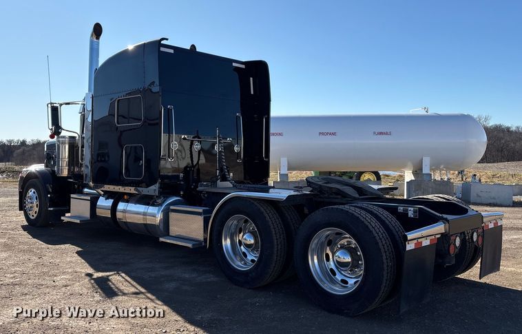image for item FG2543 2022 Peterbilt 389 semi truck