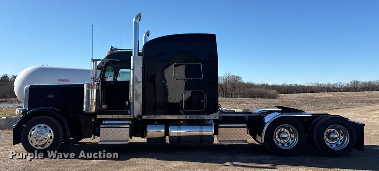 image for item FG2543 2022 Peterbilt 389 semi truck