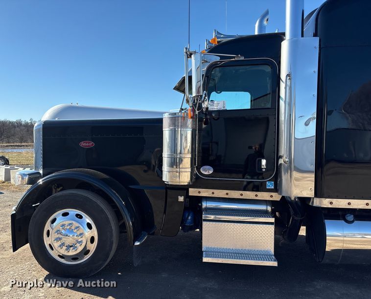 image for item FG2543 2022 Peterbilt 389 semi truck