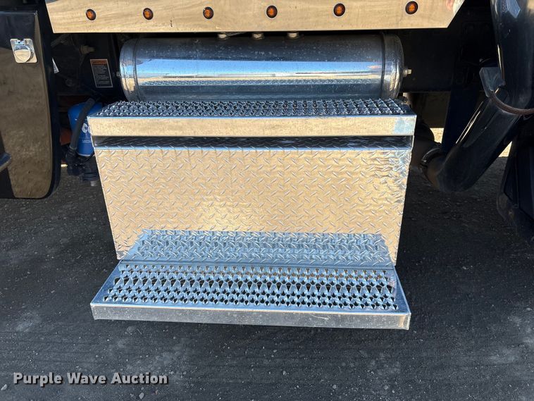 image for item FG2543 2022 Peterbilt 389 semi truck