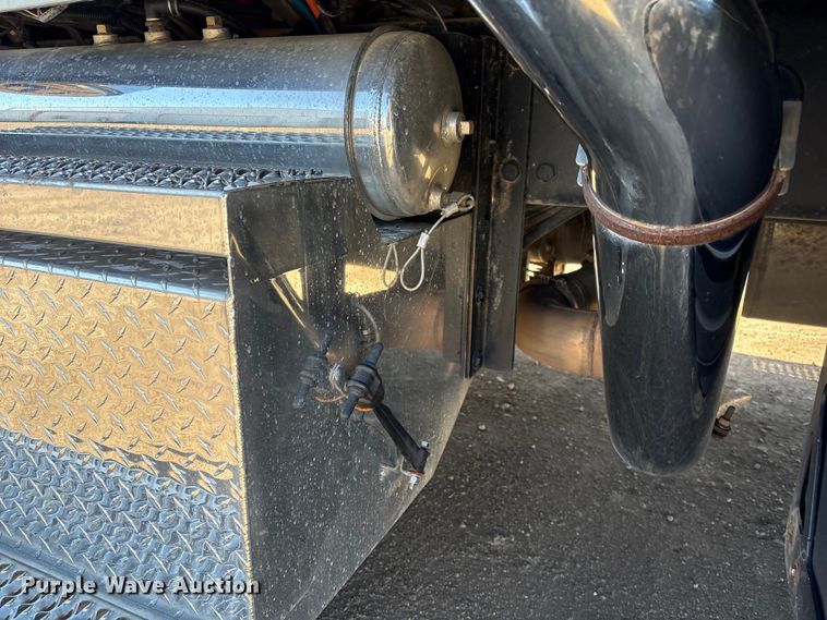 image for item FG2543 2022 Peterbilt 389 semi truck