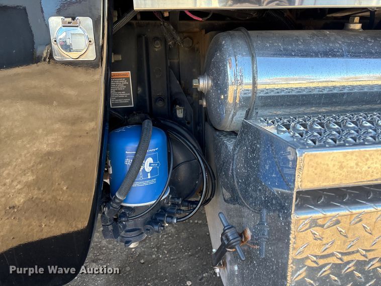 image for item FG2543 2022 Peterbilt 389 semi truck