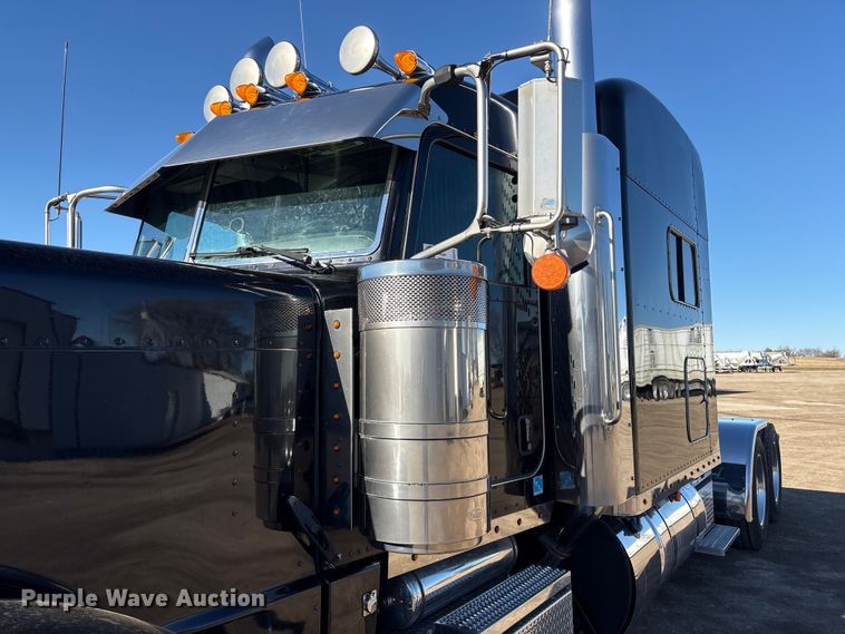 image for item FG2543 2022 Peterbilt 389 semi truck