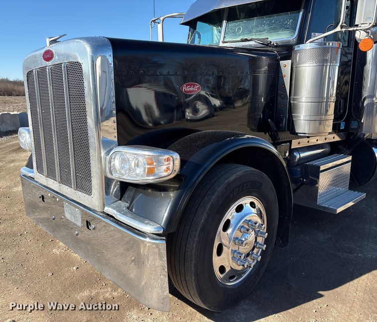 image for item FG2543 2022 Peterbilt 389 semi truck