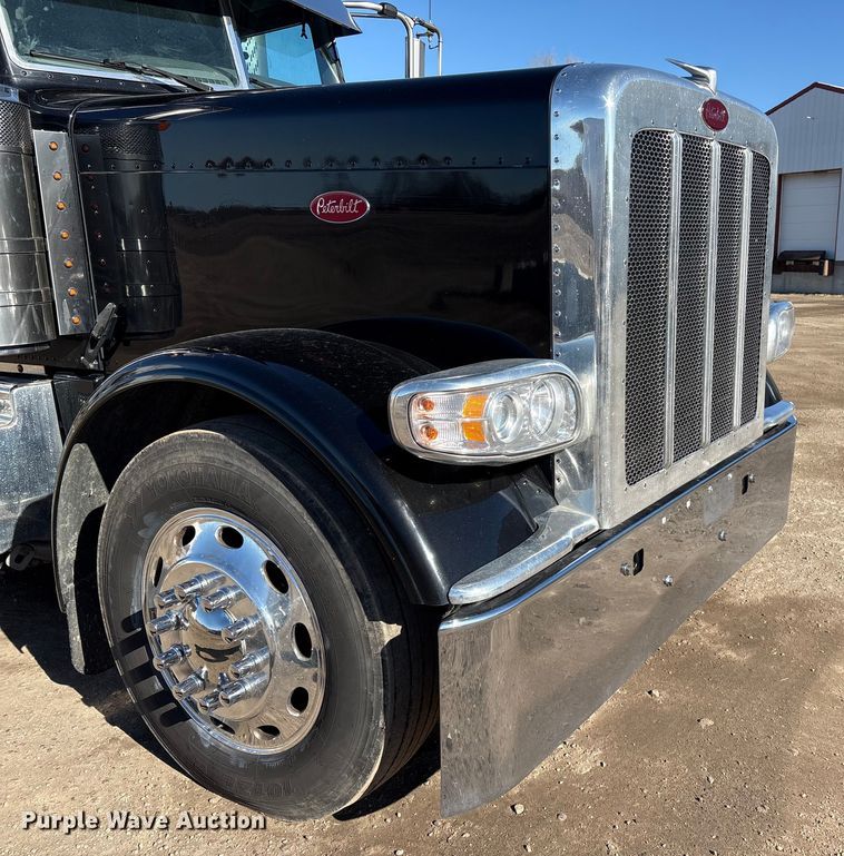 image for item FG2543 2022 Peterbilt 389 semi truck