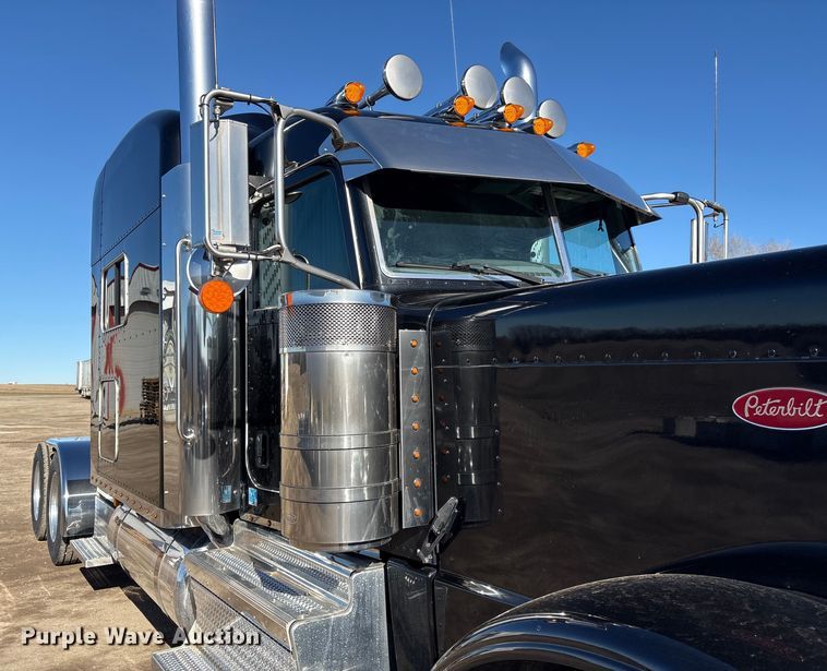 image for item FG2543 2022 Peterbilt 389 semi truck