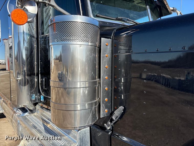 image for item FG2543 2022 Peterbilt 389 semi truck