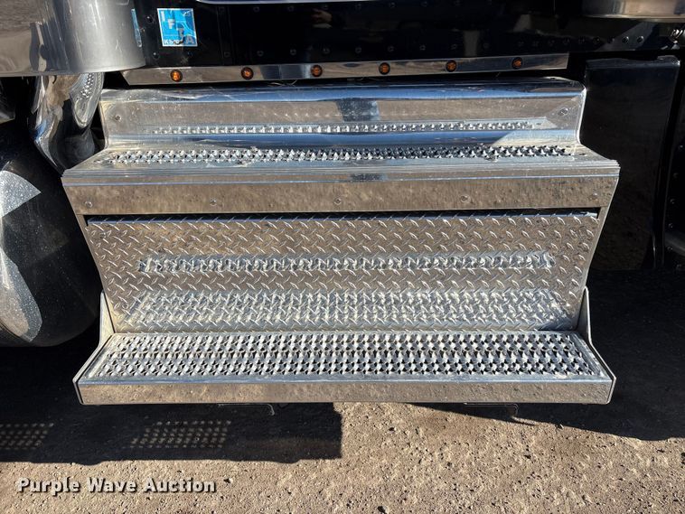 image for item FG2543 2022 Peterbilt 389 semi truck