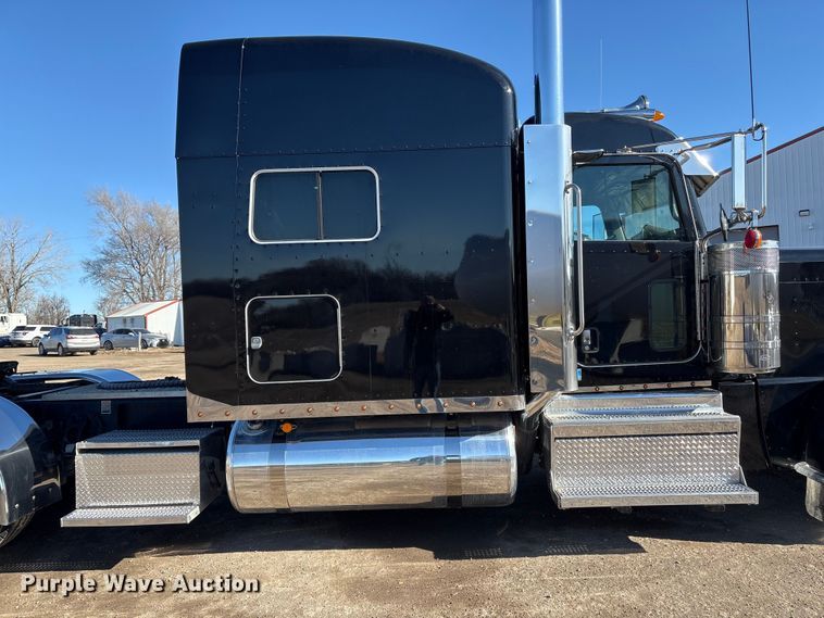 image for item FG2543 2022 Peterbilt 389 semi truck