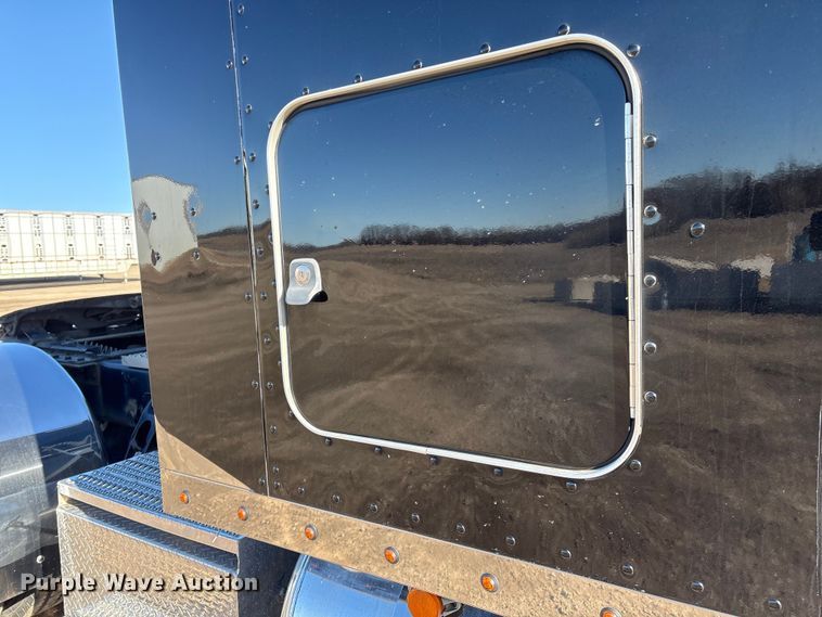 image for item FG2543 2022 Peterbilt 389 semi truck
