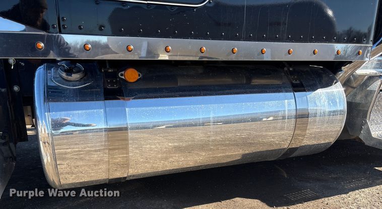 image for item FG2543 2022 Peterbilt 389 semi truck