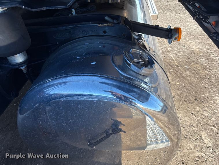 image for item FG2543 2022 Peterbilt 389 semi truck