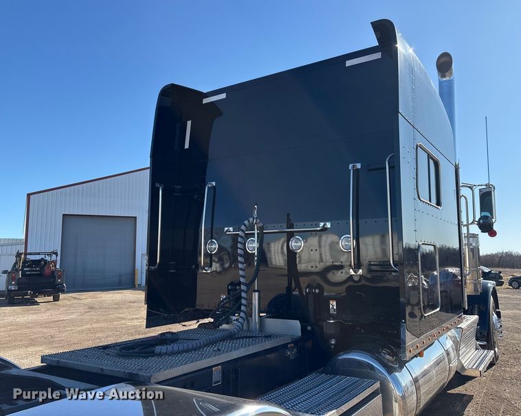 image for item FG2543 2022 Peterbilt 389 semi truck