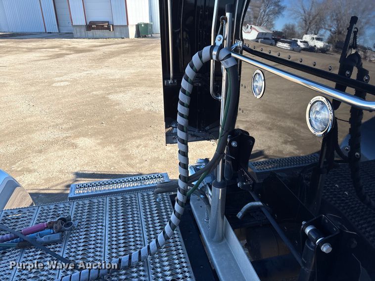 image for item FG2543 2022 Peterbilt 389 semi truck