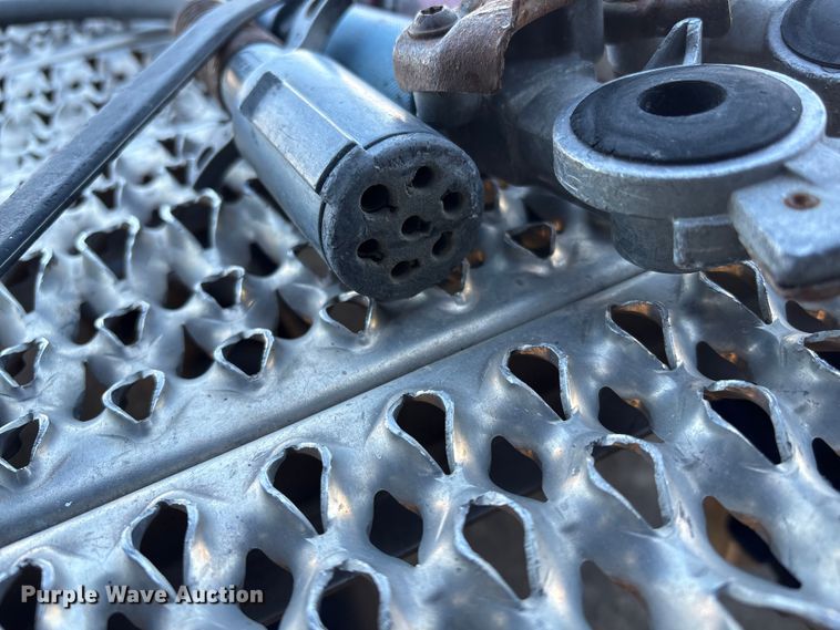 image for item FG2543 2022 Peterbilt 389 semi truck