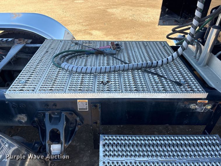 image for item FG2543 2022 Peterbilt 389 semi truck