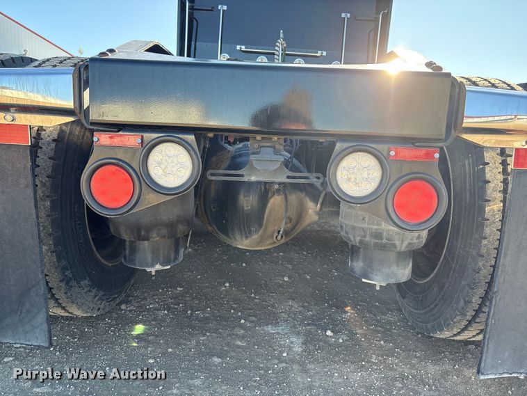 image for item FG2543 2022 Peterbilt 389 semi truck