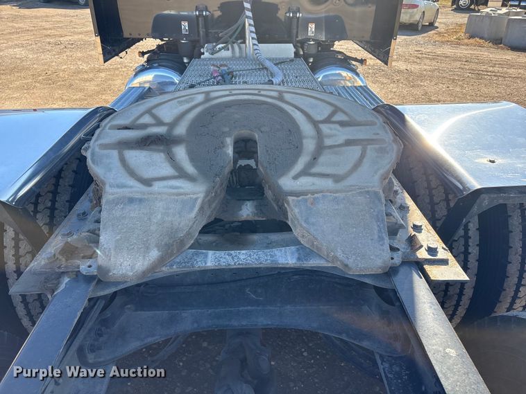 image for item FG2543 2022 Peterbilt 389 semi truck