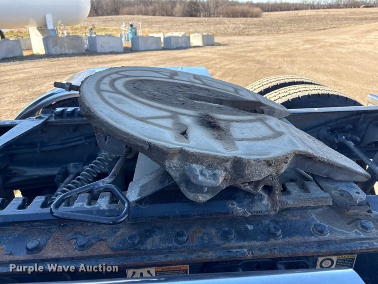 image for item FG2543 2022 Peterbilt 389 semi truck