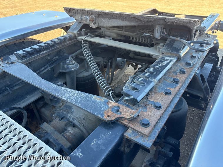 image for item FG2543 2022 Peterbilt 389 semi truck