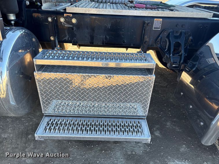 image for item FG2543 2022 Peterbilt 389 semi truck