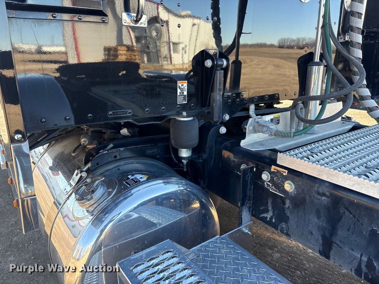 image for item FG2543 2022 Peterbilt 389 semi truck