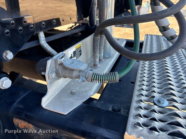 image for item FG2543 2022 Peterbilt 389 semi truck